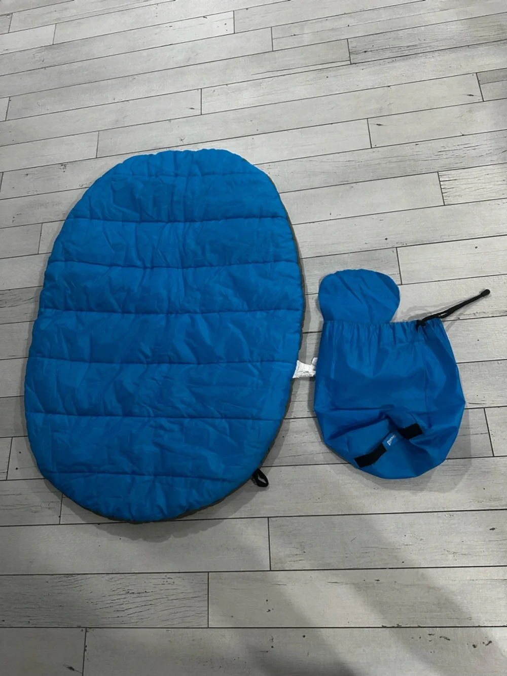 New without tags olive Dog Bed with Blue Storage Pouch